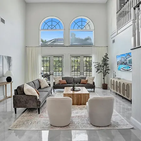Spacious Luxury Villa In Hollywood 6Br 5-Bath 5-Min Walk To Beach & Attractions